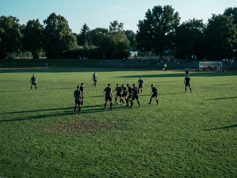 Un partido visto desde el lateral: entra toda la cancha y se distingue a cada jugador.