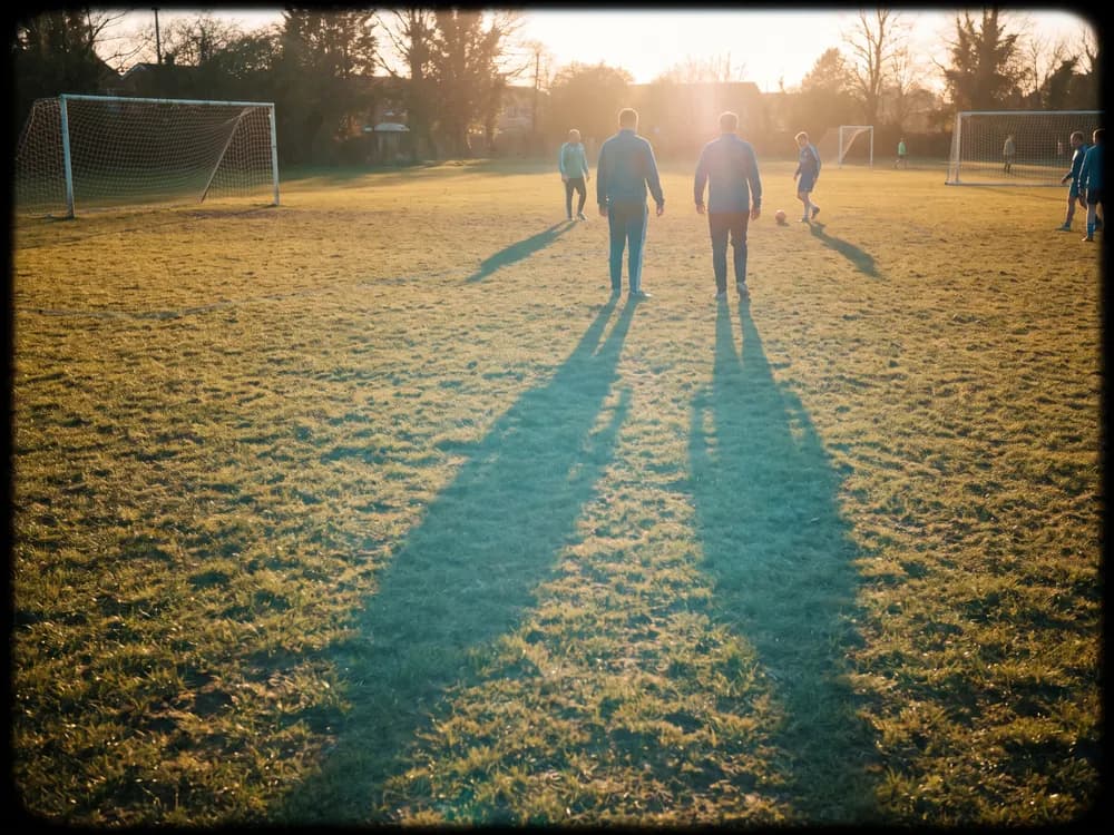 Un partido filmado con el sol de espaldas: las camisetas se ven con su color real y nadie queda en sombra.